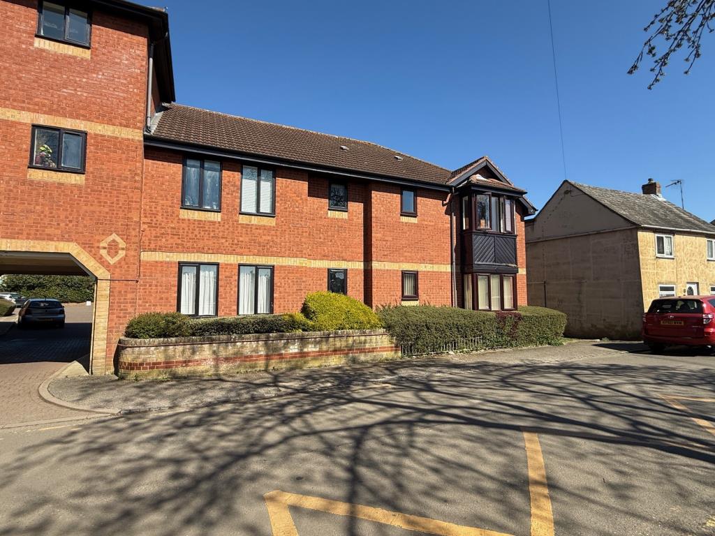 Lot: 124 - ONE-BEDROOM FLAT IN NEED OF IMPROVEMENT - Front aspect of the block of flats